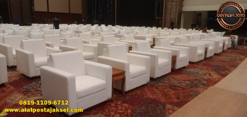 Menyewakan Sofa Single Putih Acara Pupuk Advansia BSD