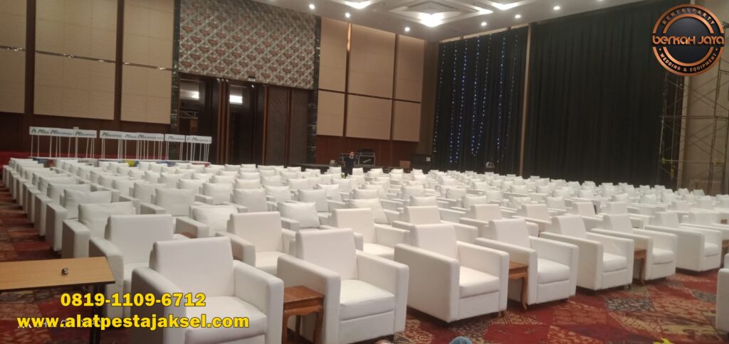 Menyewakan Sofa Single Putih Acara Pupuk Advansia BSD