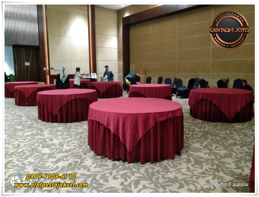 Rental Meja Bundar Cover Merah Diameter 160cm Jaksel
