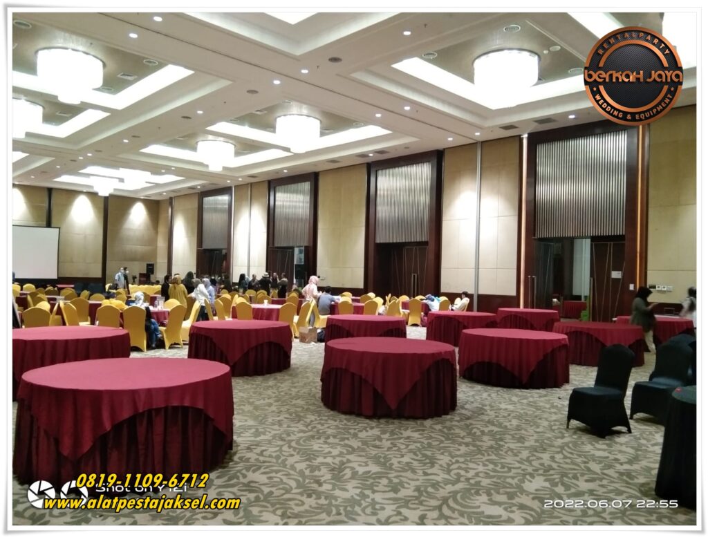 Rental Meja Bundar Cover Merah Diameter 160cm Jaksel