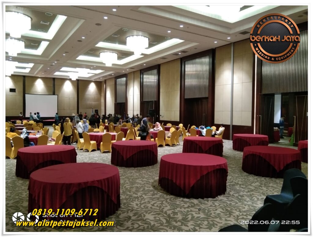 Rental Meja Bundar Cover Merah Diameter 160cm Jaksel