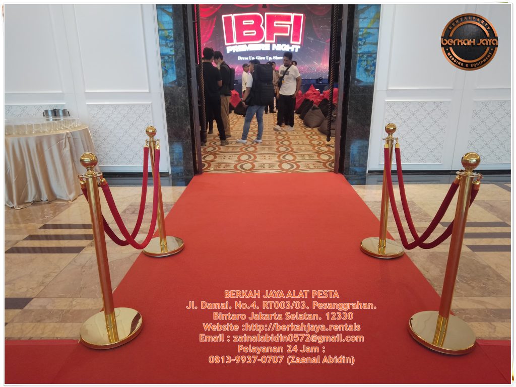 Sewa Queue Line Standing Tali Bludru Merah Di Jakarta